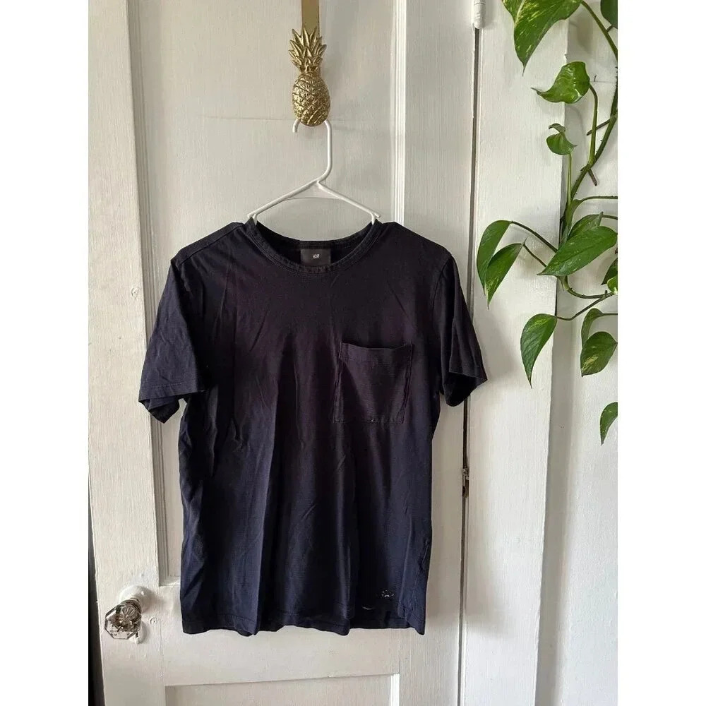 H&M Men’s size small dark purple t-shirt